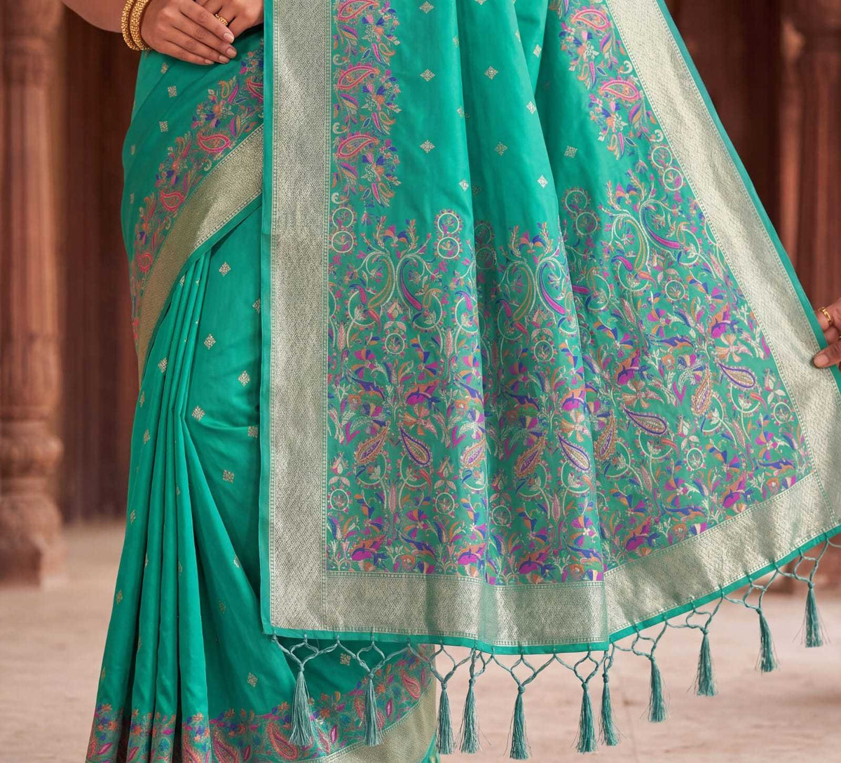 Lichi Silk Saree with Jacquard Weaving and Floral Border - Image 4
